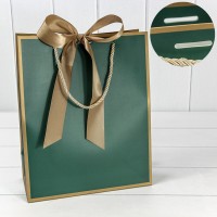 Пакет подарочный с лентой 26*32*12 210г Зелёный 1/10 1/120 Арт: 000505C/15